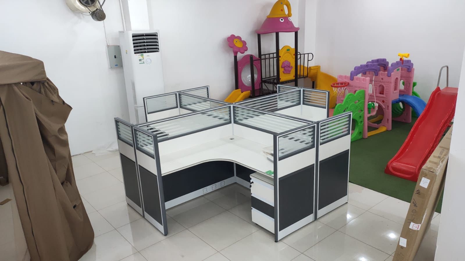 4 Person Workstation with partition Classic White & Dark Grey